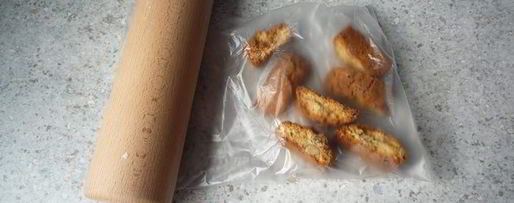 Шаг 3: крема сабайон с кантучини и вишней