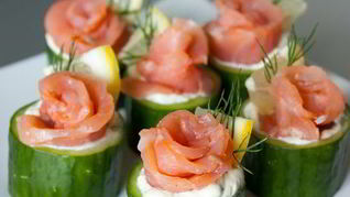 Рецепт Лосося со сливочным кремом в стаканчиках из огурца