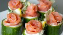 Рецепт Лосося со сливочным кремом в стаканчиках из огурца