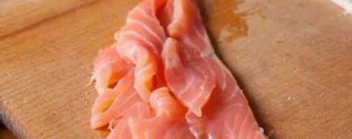 Шаг 2: лосося со сливочным кремом в стаканчиках из огурца