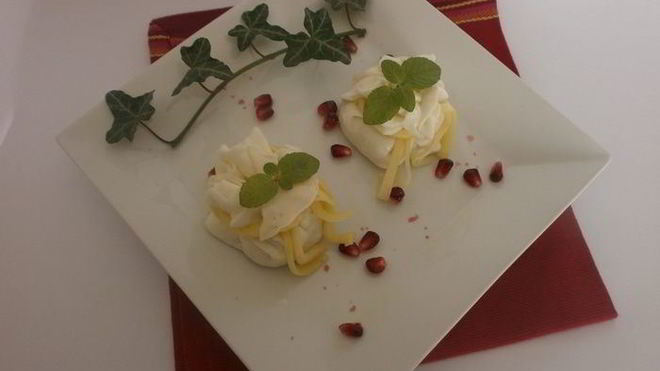 Рецепт Мешочков из моцареллы с кремом из сыра бри, трюфельным медом и лепестками трюфеля