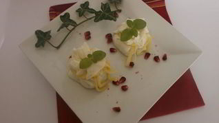 Рецепт Мешочков из моцареллы с кремом из сыра бри, трюфельным медом и лепестками трюфеля