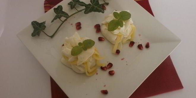Рецепт мешочков из моцареллы с кремом из сыра бри, трюфельным медом и лепестками трюфеля