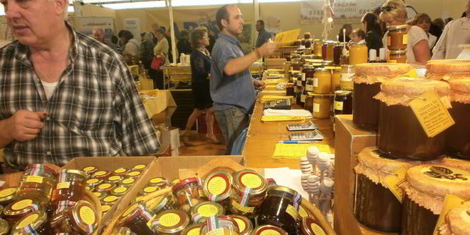 Рецепт мешочков из моцареллы с кремом из сыра бри, трюфельным медом и лепестками трюфеля