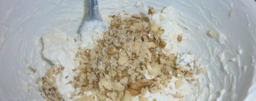 Шаг 2: мешочков из моцареллы с кремом из сыра бри, трюфельным медом и лепестками трюфеля