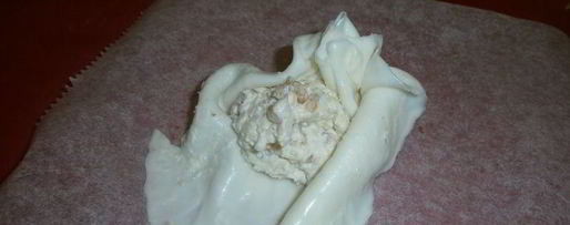 Шаг 3: мешочков из моцареллы с кремом из сыра бри, трюфельным медом и лепестками трюфеля