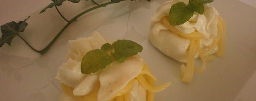 Шаг 4: мешочков из моцареллы с кремом из сыра бри, трюфельным медом и лепестками трюфеля