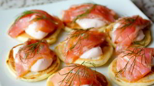 Рецепт Мини-блинчиков с лососем и сметанным кремом