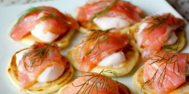 Рецепт мини-блинчиков с лососем и сметанным кремом