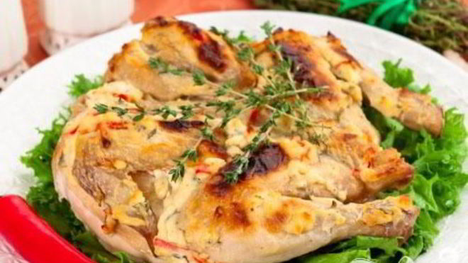 Рецепт Цыпленка, запеченного пода кремом из Филадельфии, тимьяна, перца и чеснока