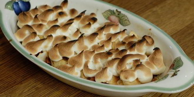 Рецепт яблочных долек под белковым кремом