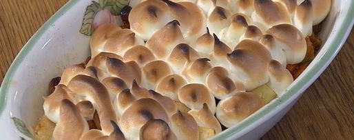 Шаг 11: яблочных долек под белковым кремом