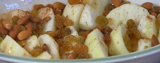 Шаг 3: яблочных долек под белковым кремом