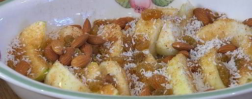 Шаг 4: яблочных долек под белковым кремом