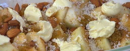 Шаг 5: яблочных долек под белковым кремом