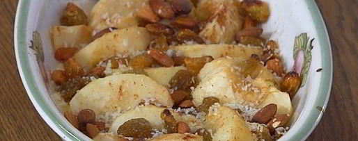 Шаг 6: яблочных долек под белковым кремом