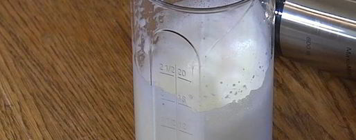 Шаг 7: яблочных долек под белковым кремом