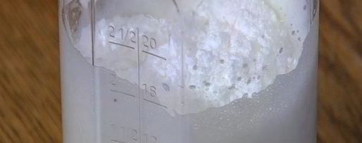 Шаг 8: яблочных долек под белковым кремом