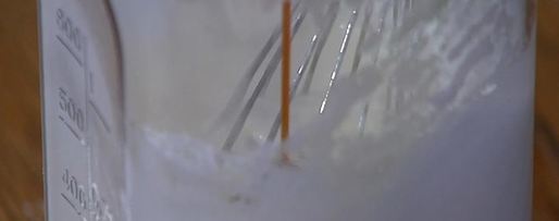 Шаг 9: яблочных долек под белковым кремом