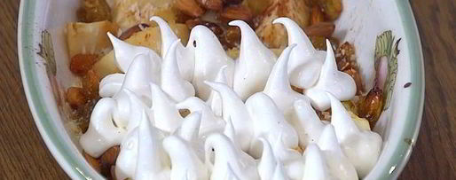 Шаг 10: яблочных долек под белковым кремом