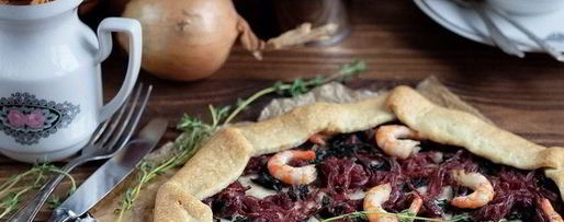 Шаг 5: галеты со шпинатом, луковым мармеладом и креветками