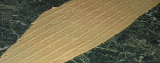 Шаг 2: корзинки с сахарными булочками и мармеладом