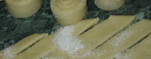 Шаг 13: корзинки с сахарными булочками и мармеладом