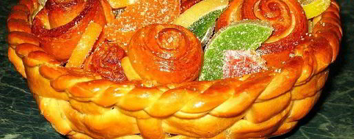 Шаг 16: корзинки с сахарными булочками и мармеладом