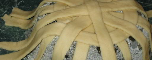 Шаг 4: корзинки с сахарными булочками и мармеладом