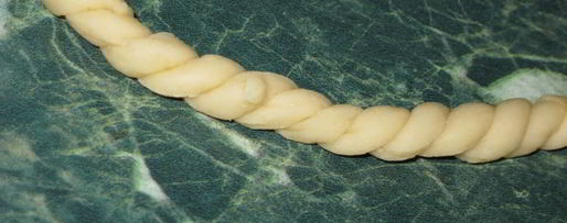 Шаг 6: корзинки с сахарными булочками и мармеладом