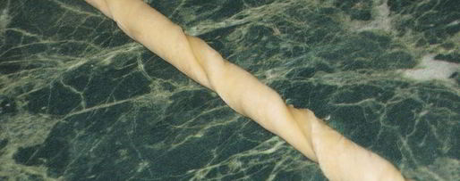 Шаг 8: корзинки с сахарными булочками и мармеладом