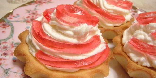 Рецепт корзиночек с взбитыми сливками и мармеладом