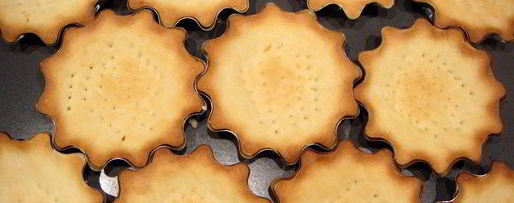 Шаг 2: корзиночек с взбитыми сливками и мармеладом