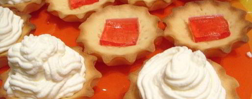 Шаг 3: корзиночек с взбитыми сливками и мармеладом