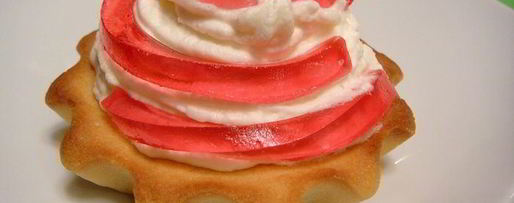 Шаг 5: корзиночек с взбитыми сливками и мармеладом