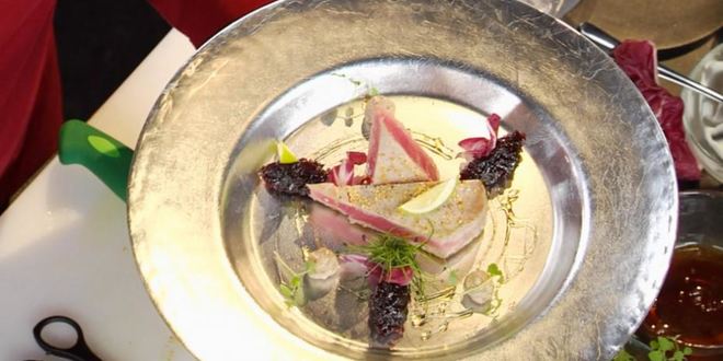 Рецепт тунца с луковым мармеладом и ореховым соусом