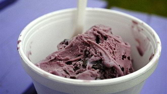 Рецепт Йогуртового малинового мороженого с шоколадными чипсами
