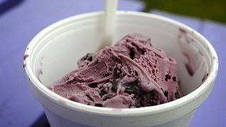 Рецепт Йогуртового малинового мороженого с шоколадными чипсами