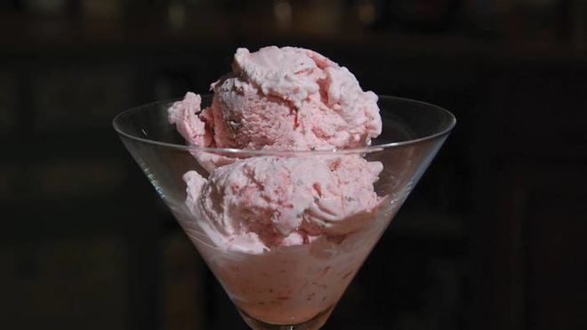 Рецепт Клубничного мороженого с базиликом