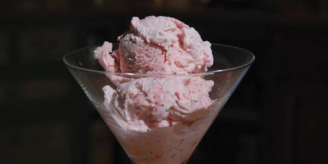 Рецепт клубничного мороженого с базиликом