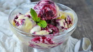 Рецепт Мороженого на сливках с черной смородиной