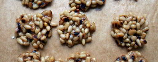 Шаг 7: мороженого рикотта с засахаренными кедровыми орешками