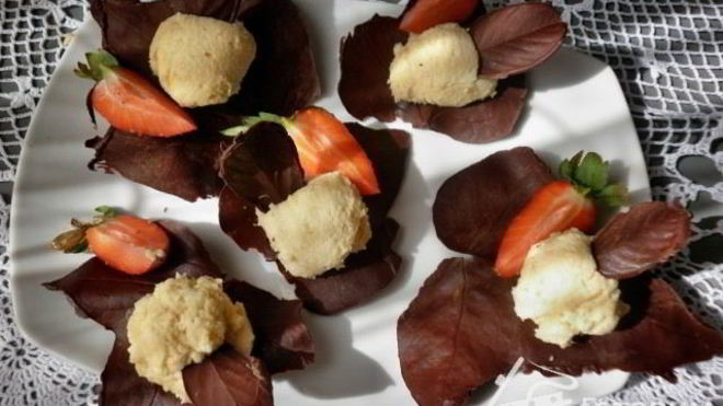 Рецепт Грушевого мусса на шоколадных листьях