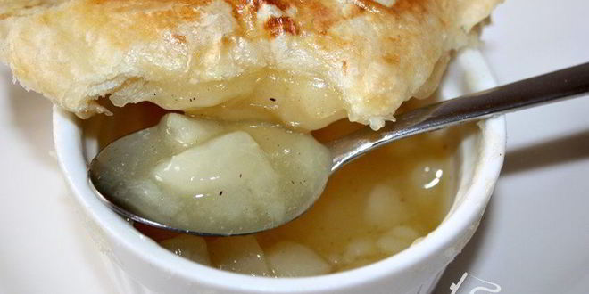 Рецепт грушевого мусса запеченного под слоеным тестом