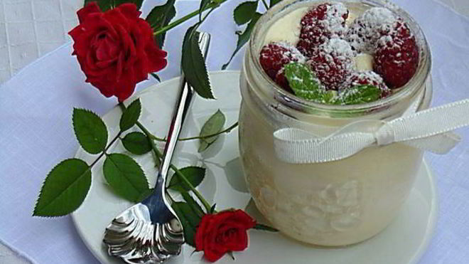Рецепт Крема-мусса из белого шоколада Роза-малина