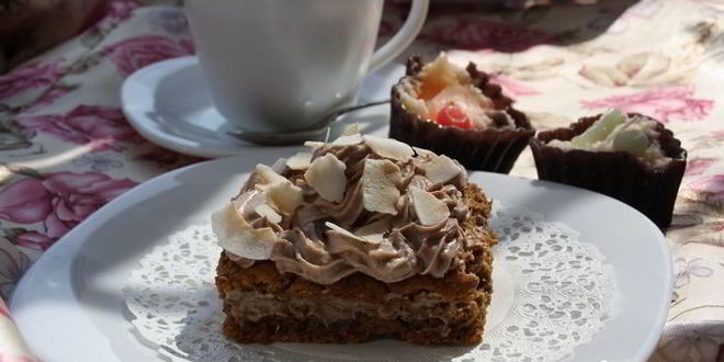 Рецепт легкого кофейного бисквита с кокосовым муссом