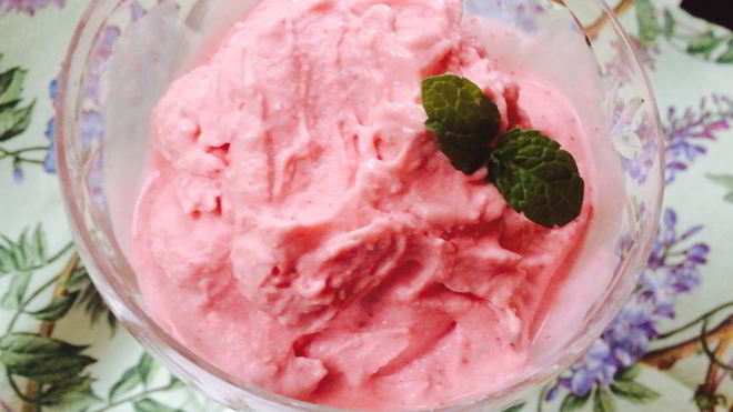 Рецепт Мусса-мороженого из замороженной клубники