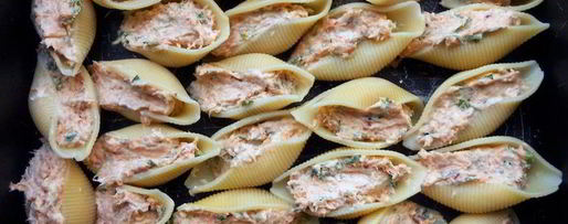 Шаг 4: пасты ракушки с муссом из семги, маскарпоне, руколы и красной икрой