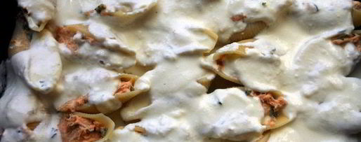 Шаг 5: пасты ракушки с муссом из семги, маскарпоне, руколы и красной икрой