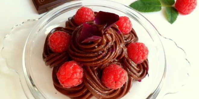 Рецепт шоколадного крема-мусса из авокадо с малиной, лепестками роз и мятой